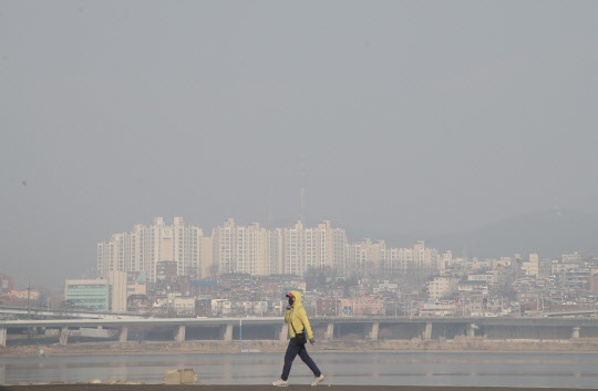 초미세먼지 농도가 '나쁨' 수준을 보인 28일 오전 서울 반포한강공원에서 바라본 시내 일대가 희뿌옇다.  연합뉴스